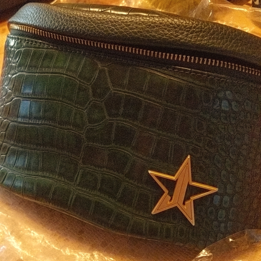 Never used Jeffree Star Fannie pack from Blood Money collection.